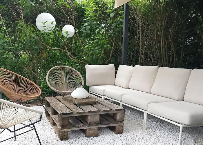Et Jardin Pres Du *